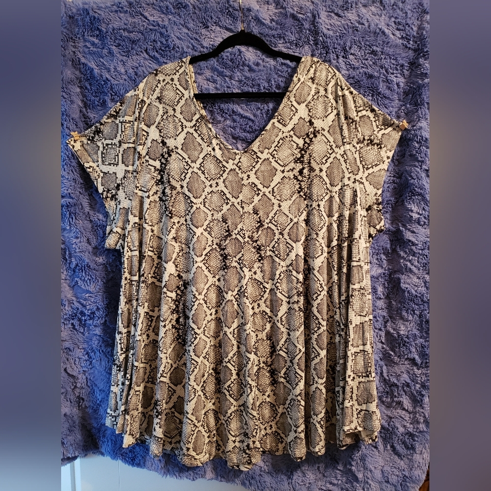 4XL Roman's top